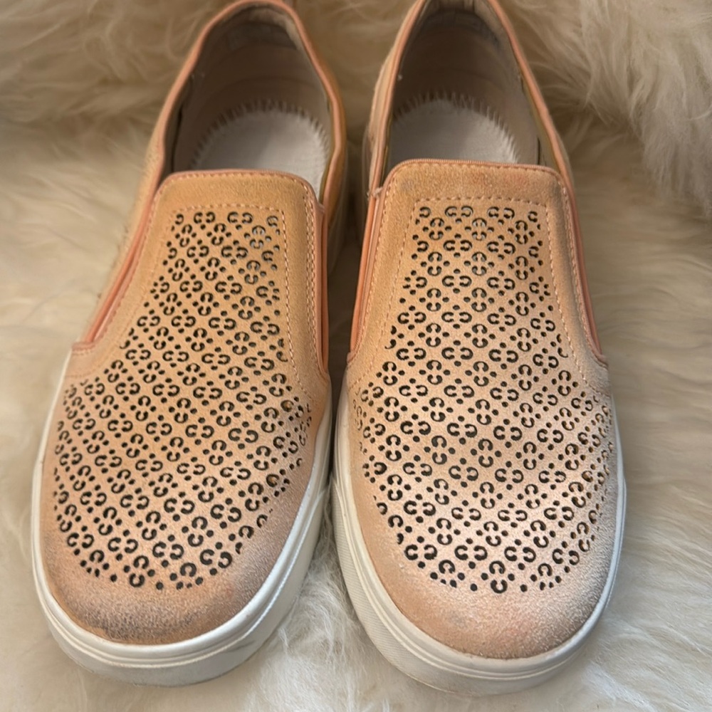 Vionic slip on sneakers pink size 8 
Great condition